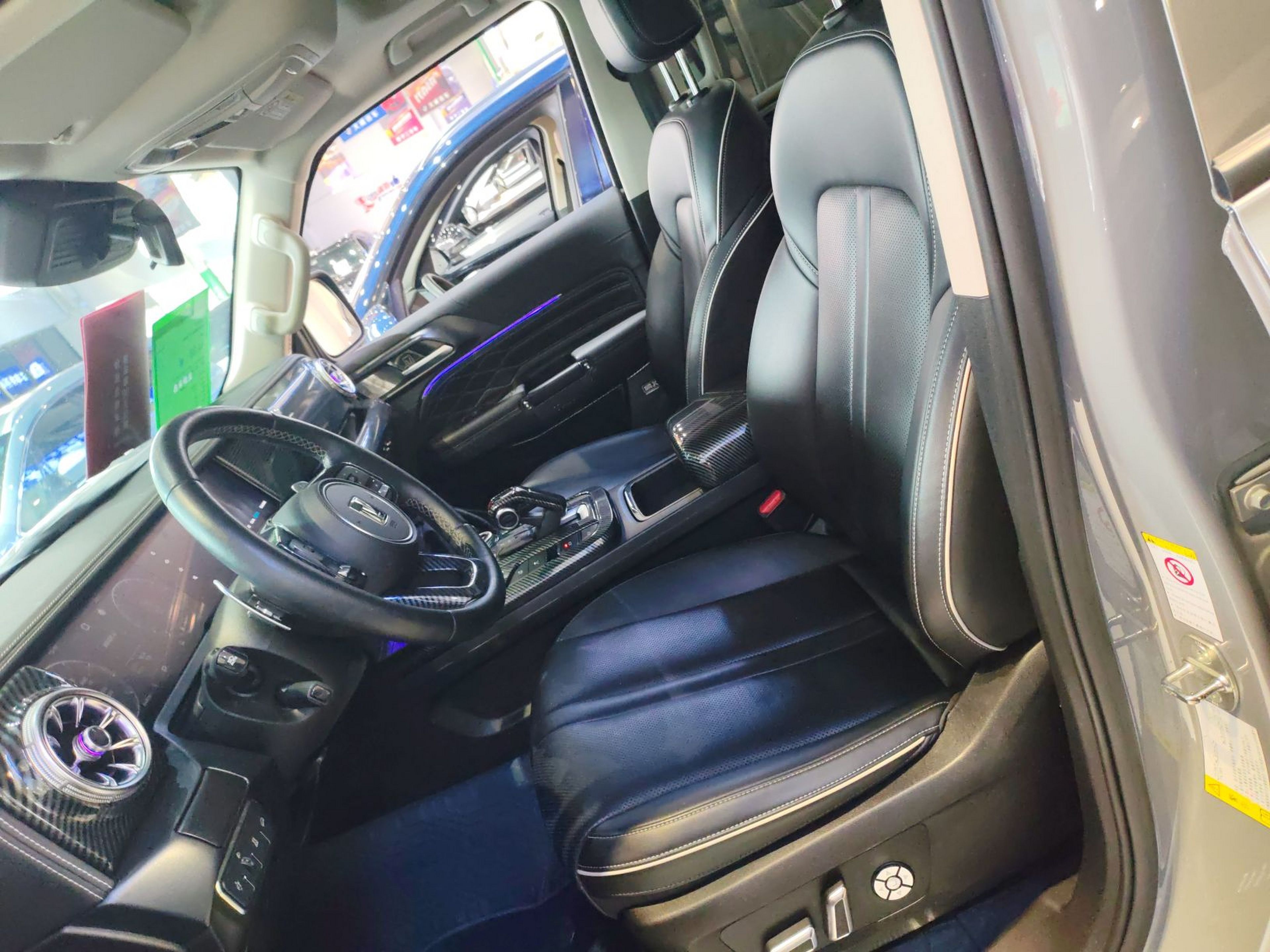 المقاعد الأمامية داخل السيارة