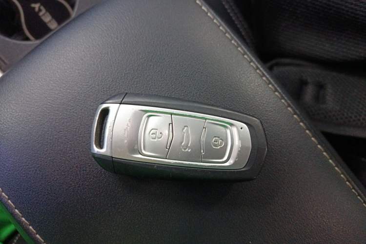 Used Geely Auto Emgrand X7 Sport 2020 1.8TD DCT Two-Wheel Drive Smart Connect 4G-Enabled Version
