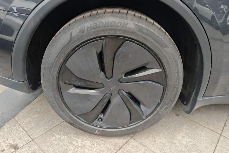 Used Tesla Model Y 2025 Long-Range All-Wheel-Drive Version