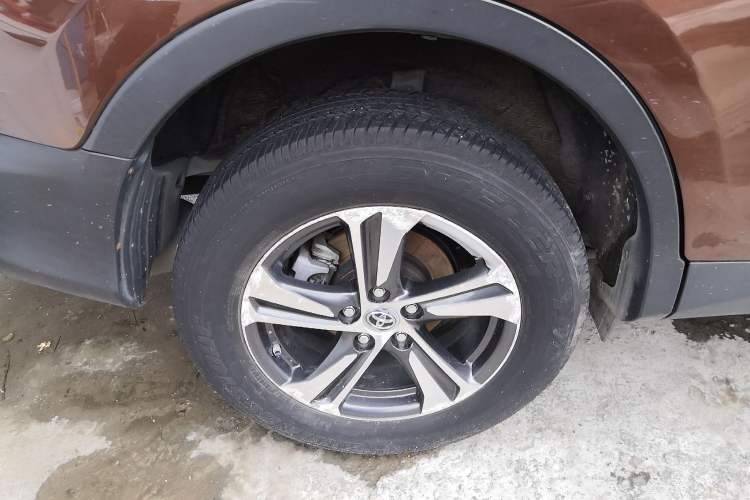 Used Toyota RAV4 2016 2.0L CVT Two-Wheel Drive Fashion Edition China V Standard
