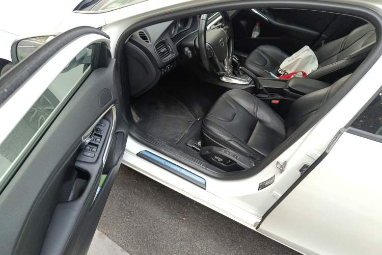 Used Volvo V40 2017 T3 Zhiyi Edition
