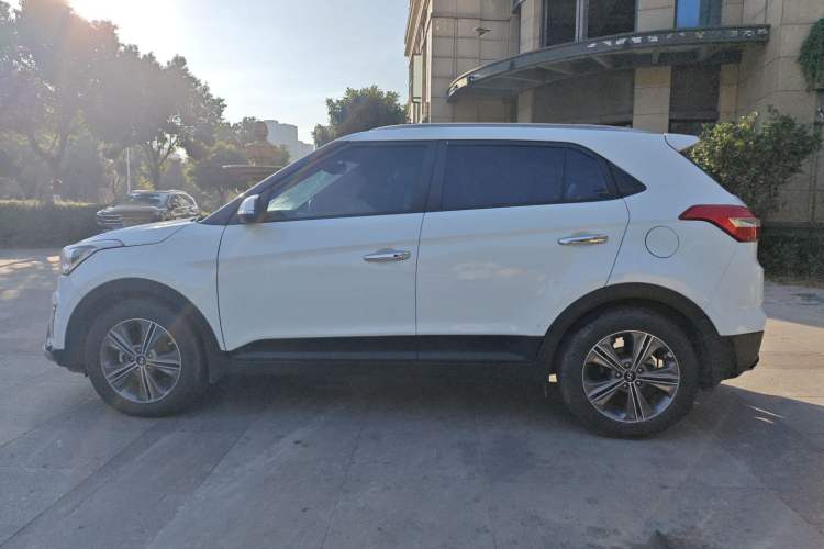 Used Hyundai ix25 2015 1.6L Automatic Two-Wheel-Drive Deluxe DLX Model