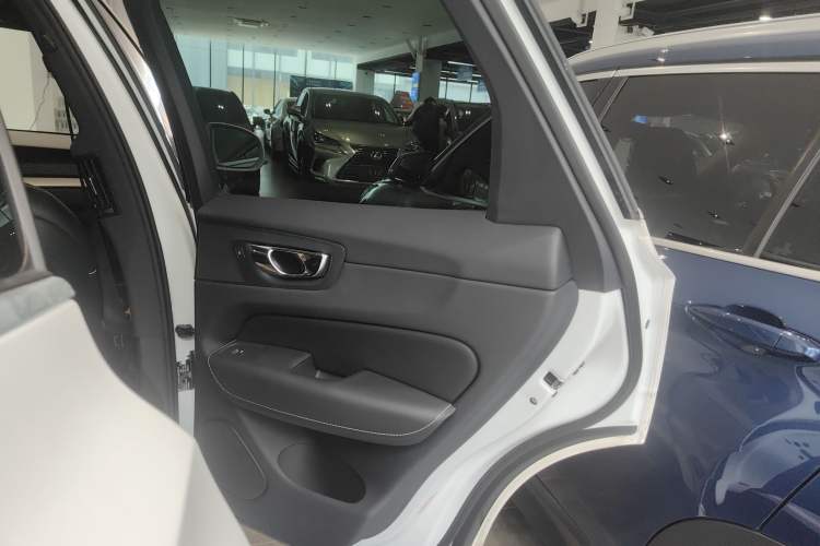 Used Volvo XC60 2019 T5 4x4 Smart & Dynamic Sport Edition China VI Standard
