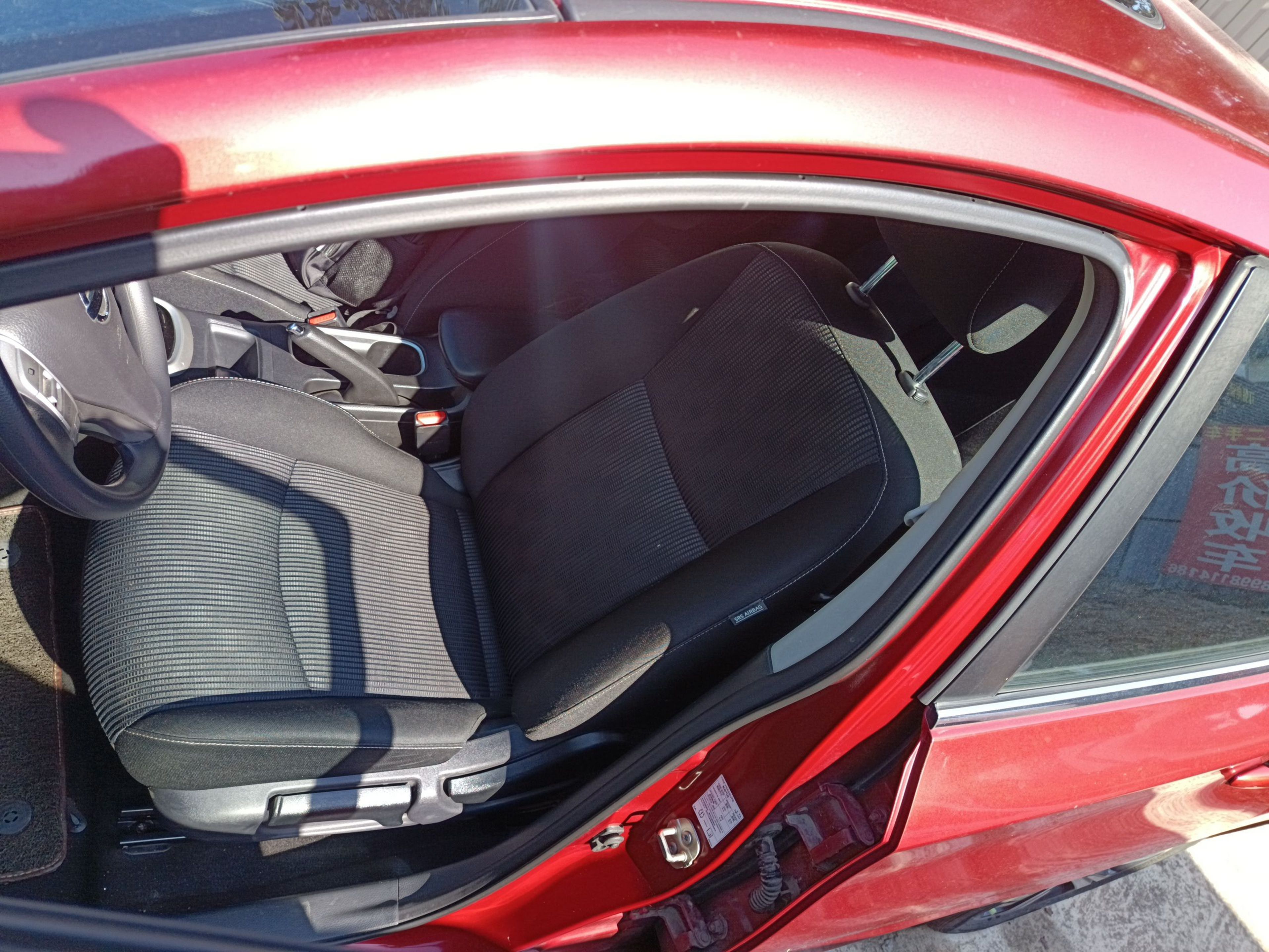 المقاعد الأمامية داخل السيارة