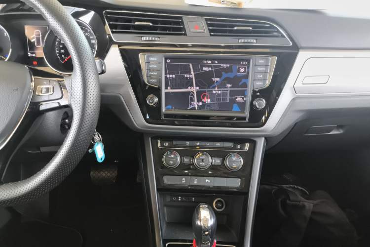 Used Volkswagen Touran 2018 Volkswagen Touran L 280TSI DSG Comfort Edition 7 Seats China VI Standard