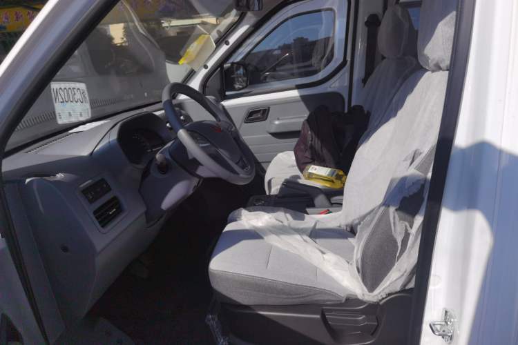 Used Wuling Yangguang 2024 300KM Comfort Version Passenger Van 75kW
