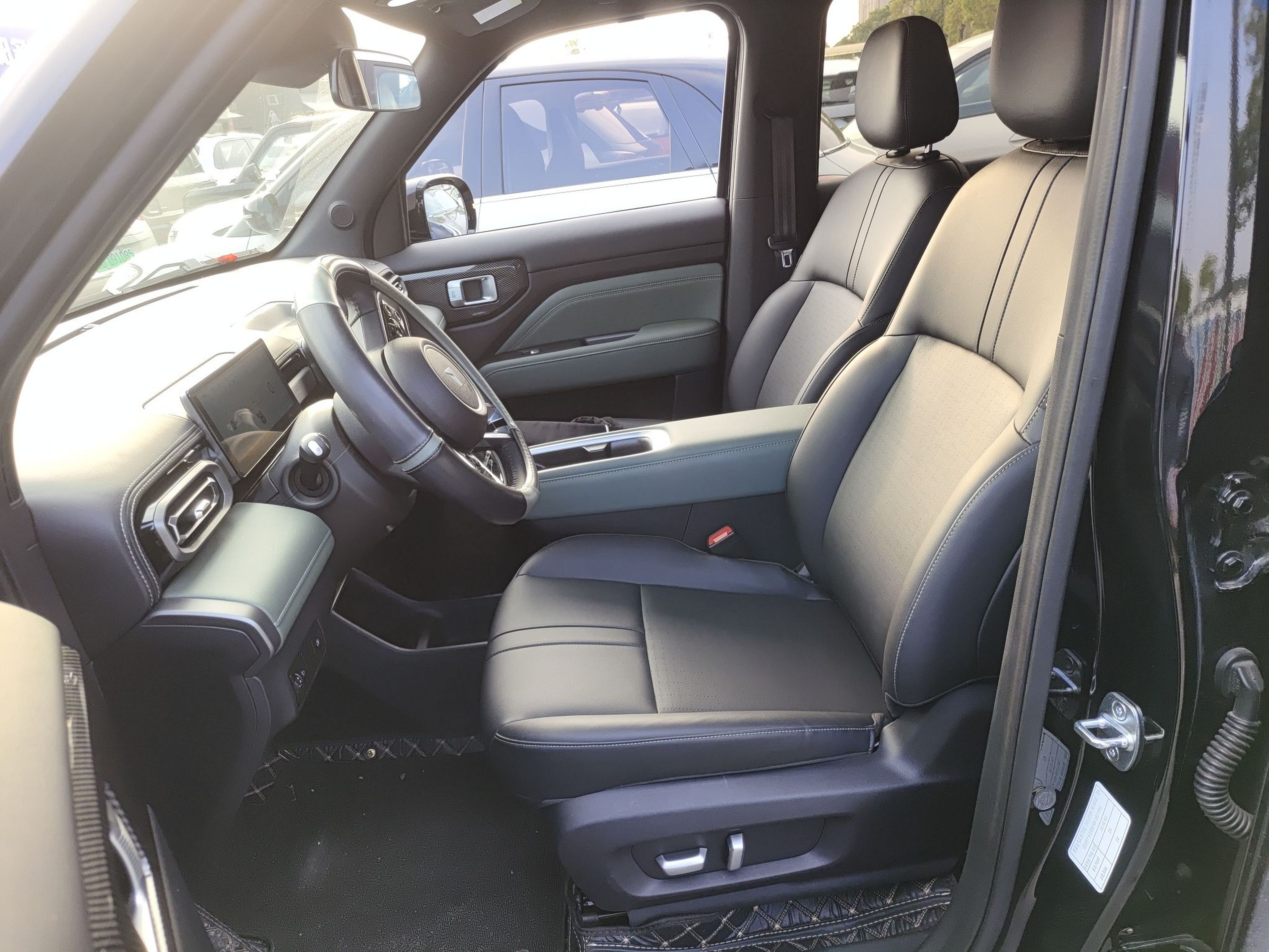 المقاعد الأمامية داخل السيارة