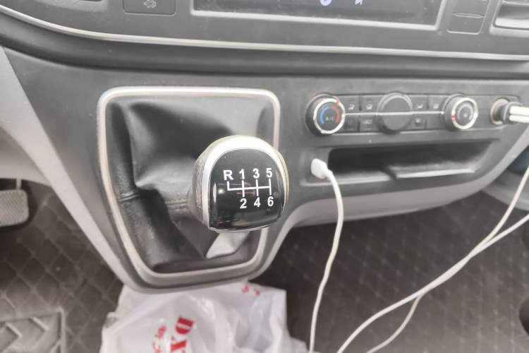 Used SAIC MAXUS Xintu V80 2023 2.0T Manual Classic Aoyuntong Long Wheelbase Mid-Height 6/7/8/9-Seater