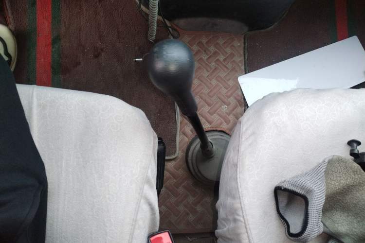 Used Iveco Daily 2021 2.5T A35 M1 Passenger Van 5-9 Seater Short Wheelbase Mid-Roof Design Dual Tires Side Sliding Door
