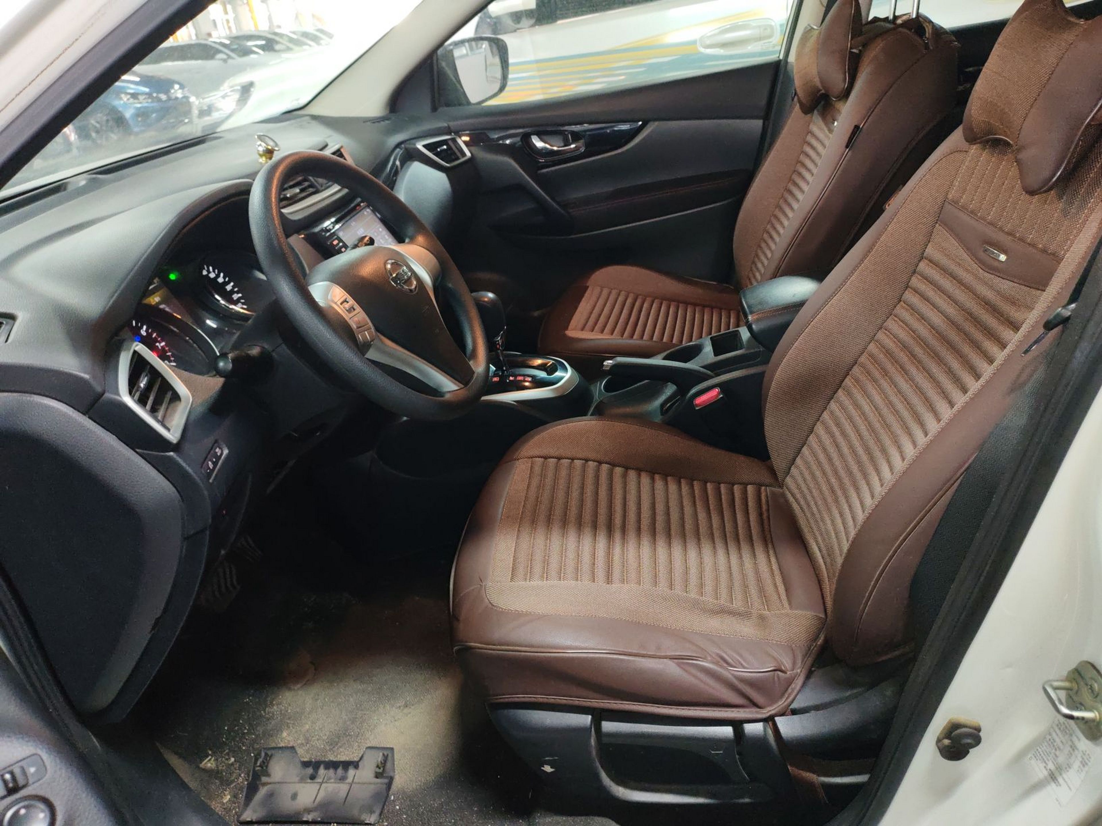 المقاعد الأمامية داخل السيارة