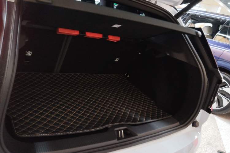 Used Volvo EX30 2025 Rear-Drive Long-Range Plus Model
