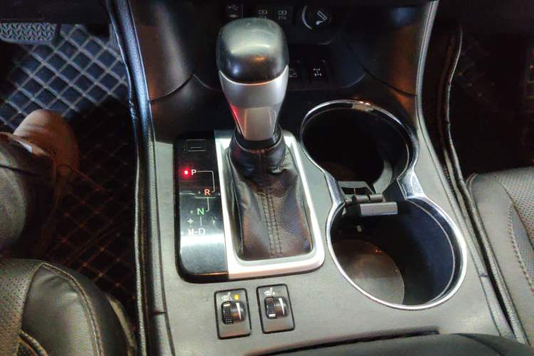 Used Toyota Highlander 2018 2.0T Four-Wheel Drive Luxury Version 7 Seats China VI Standard
