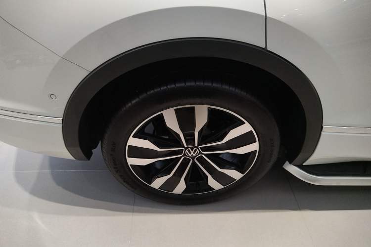 Used Volkswagen Tiguan L 2024 Outstanding Model 330TSI Automatic Two-Wheel Drive R-Line Dragon Glory Edition