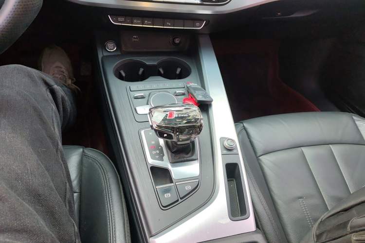 Used Audi A4L 2018 30th Anniversary Edition 40 TFSI Fashion Model
