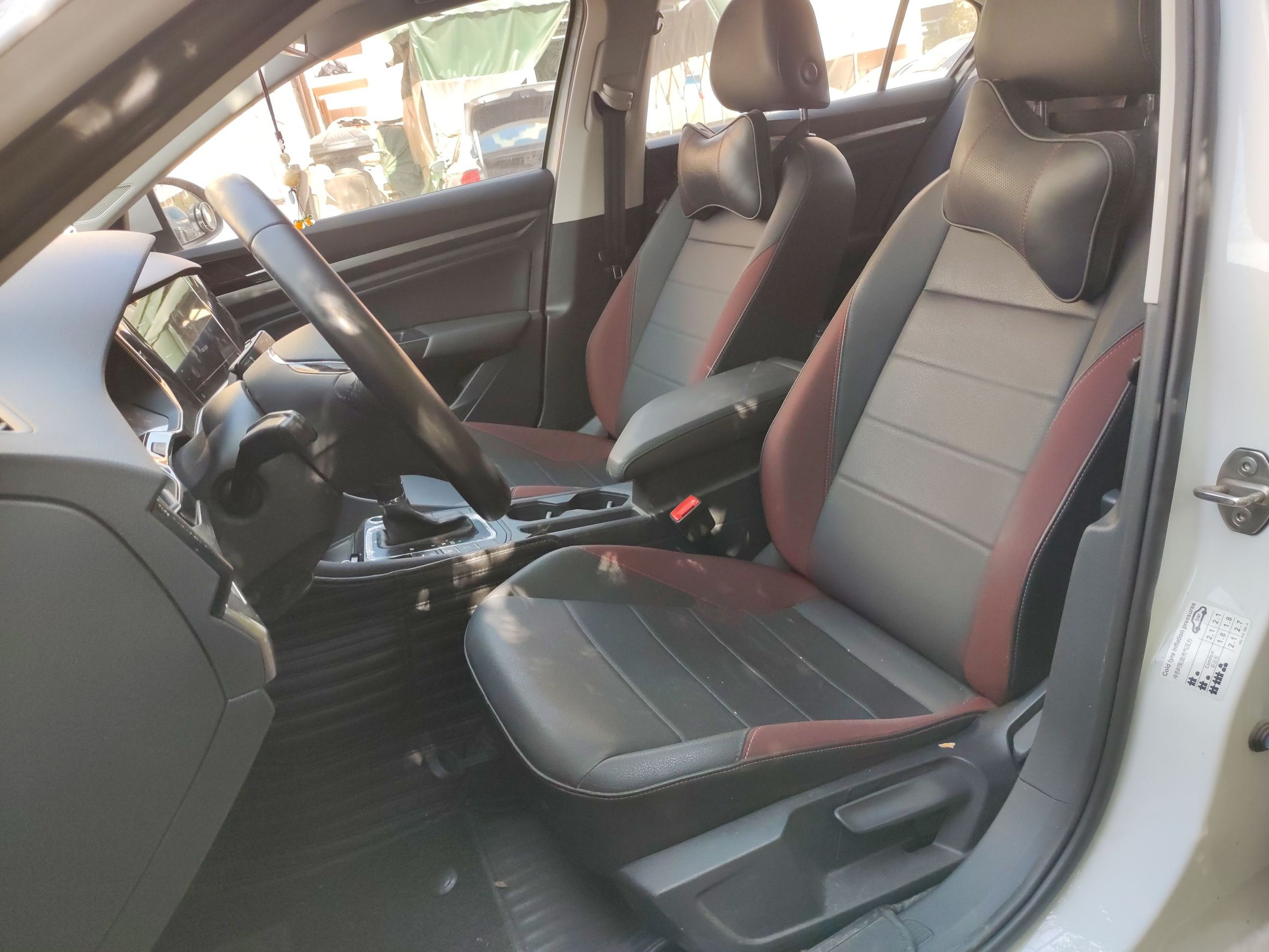 المقاعد الأمامية داخل السيارة