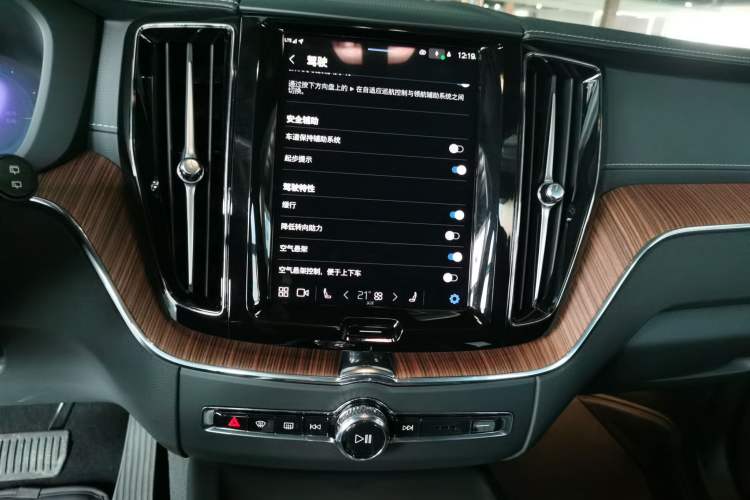 Used Volvo XC60 New Energy 2025 Plug-in Hybrid Long-Range All-Wheel Drive Smart Luxury Edition
