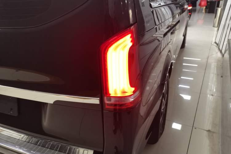 Used Mercedes-Benz Vito 2023 2.0T Elite Version 7 Seats
