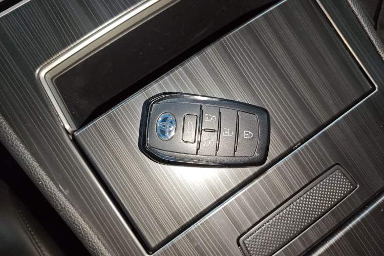 Used Toyota Sienna 2023 2.5L Hybrid Deluxe Edition