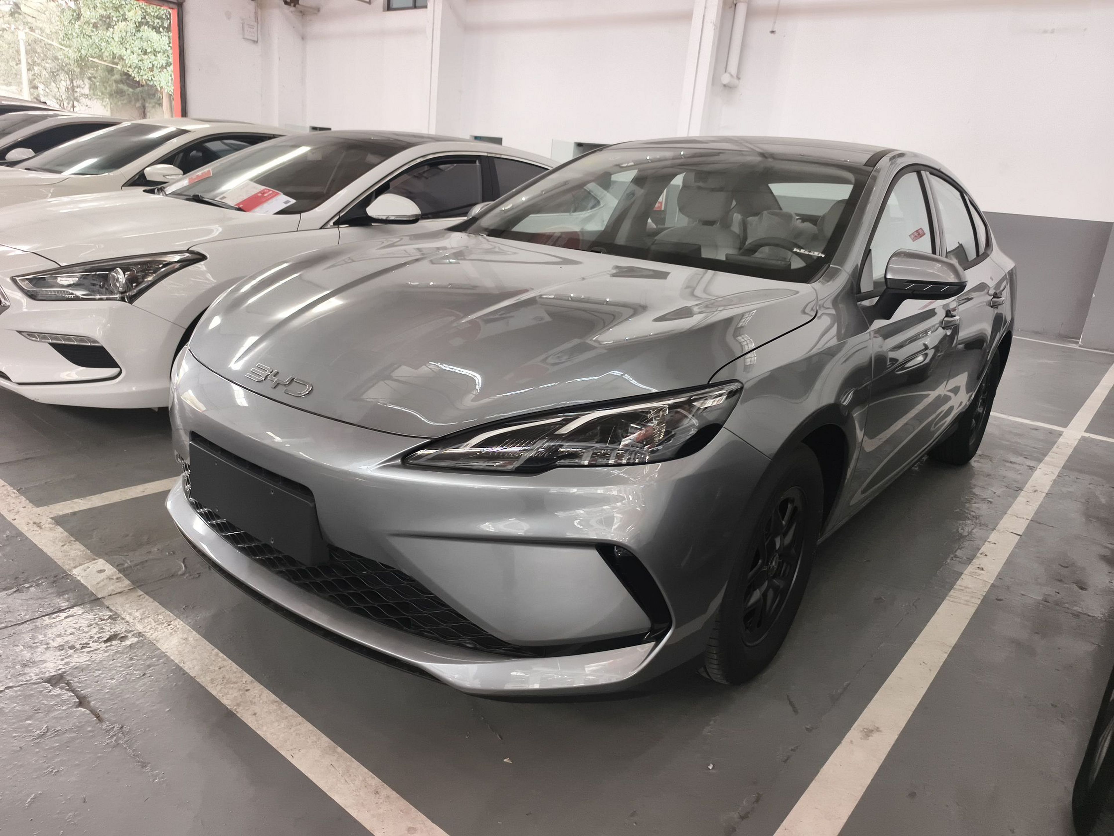 Под передней частью автомобиля