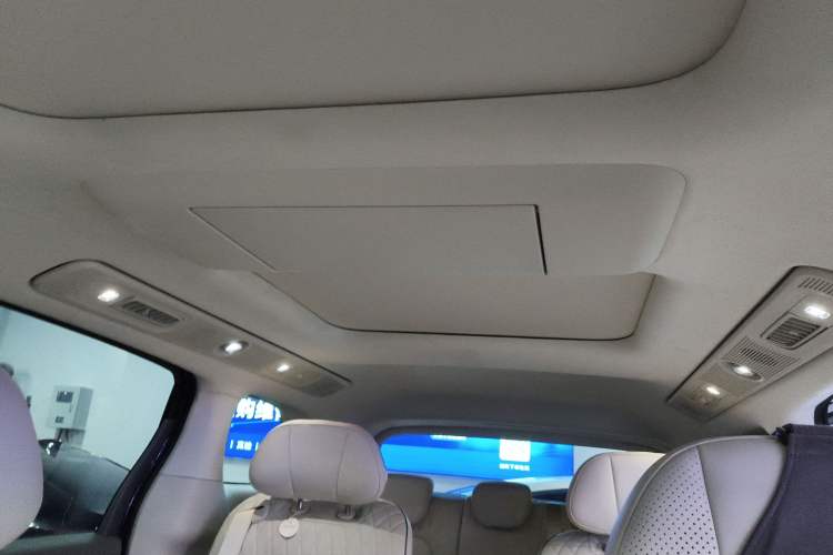 Used VOYAH Dream 2025 EV Four-Wheel Drive Flagship Kunpeng Edition
