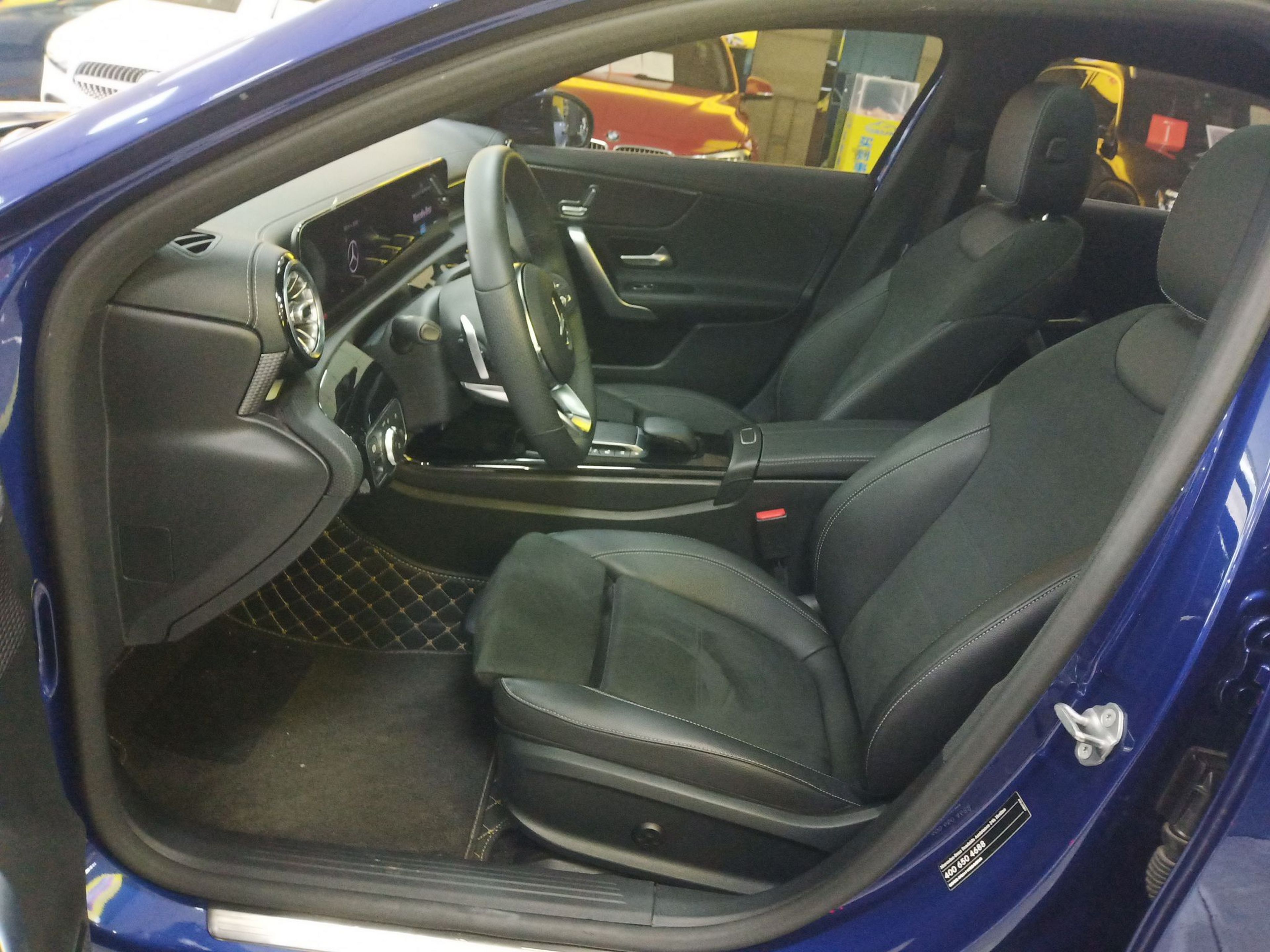 Переднее сиденье в автомобиле