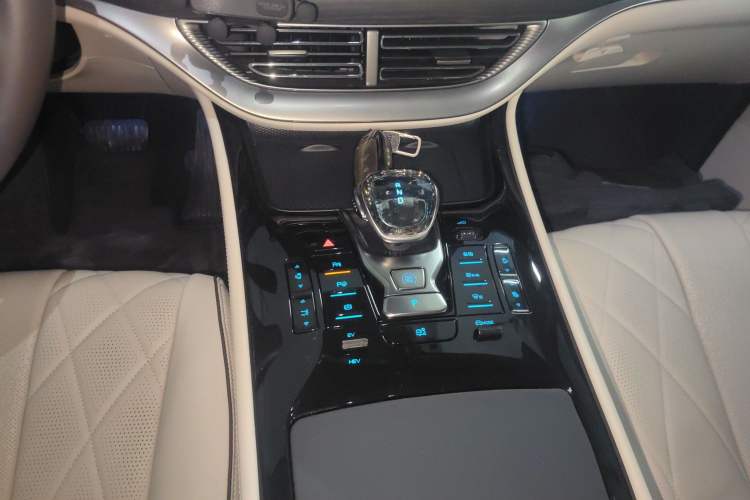 Used Denza D9 2024 DM-i 980 Four-Wheel Drive Flagship Model
