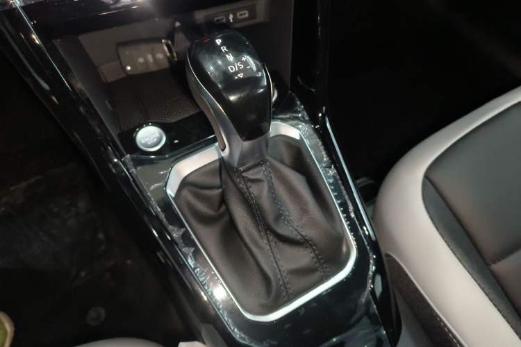 Used Volkswagen T-ROC 2025 Facelift Model 2 300TSI DSG Two-Wheel Drive Chenguang Edition
