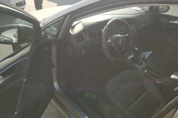 Used Volkswagen Golf 2016 230TSI Automatic Comfort Version
