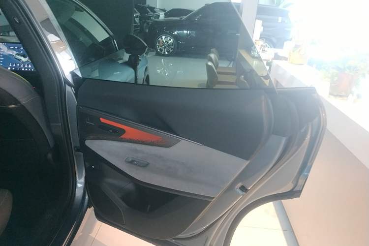 Used Lynk & Co 08 EM-P 2025 220 km All-Wheel-Drive Performance Halo
