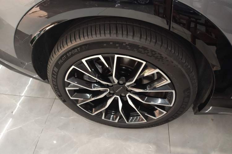 Used Zeekr 7X 2025 100 kWh Long-Range Rear-Wheel Drive with Intelligent Driving Features
