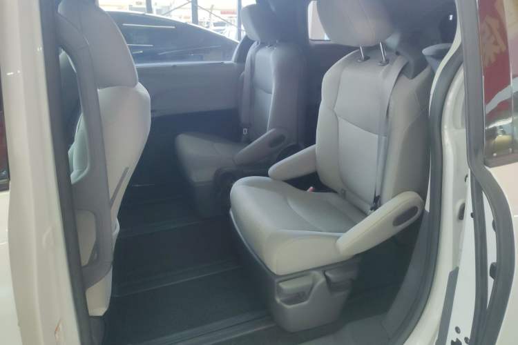 Used Toyota Sienna 2023 2.5L Hybrid Comfort Edition
