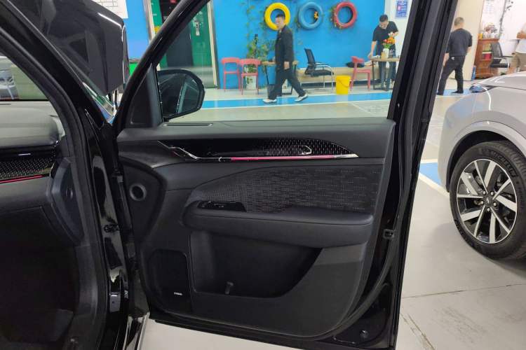 Used Zeekr 009 2024 7-Seater Aisle Version 108 kWh
