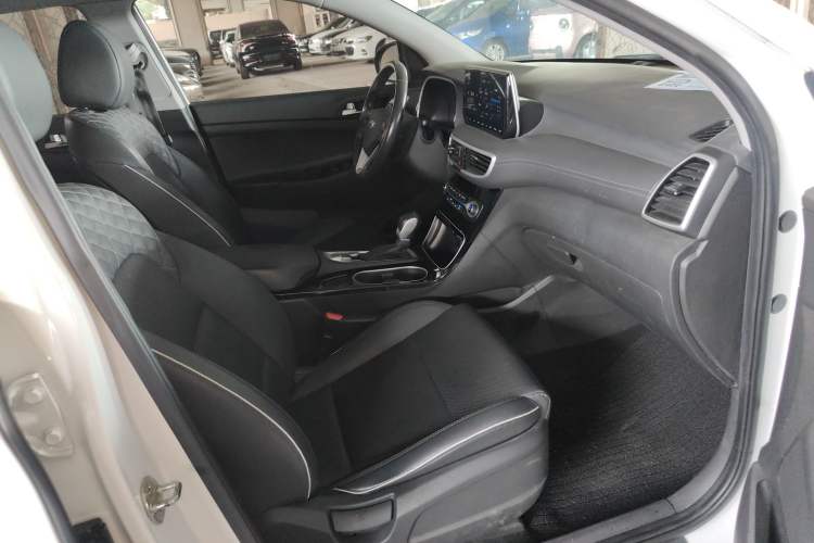 Used Hyundai Tucson 2019 280TGDi Dual-Clutch Two-Wheel Drive Fashion Edition China VI Standard
