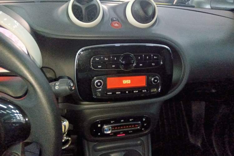 Used  fortwo 2015 1.0L 52 kW hardtop Dynamic version
