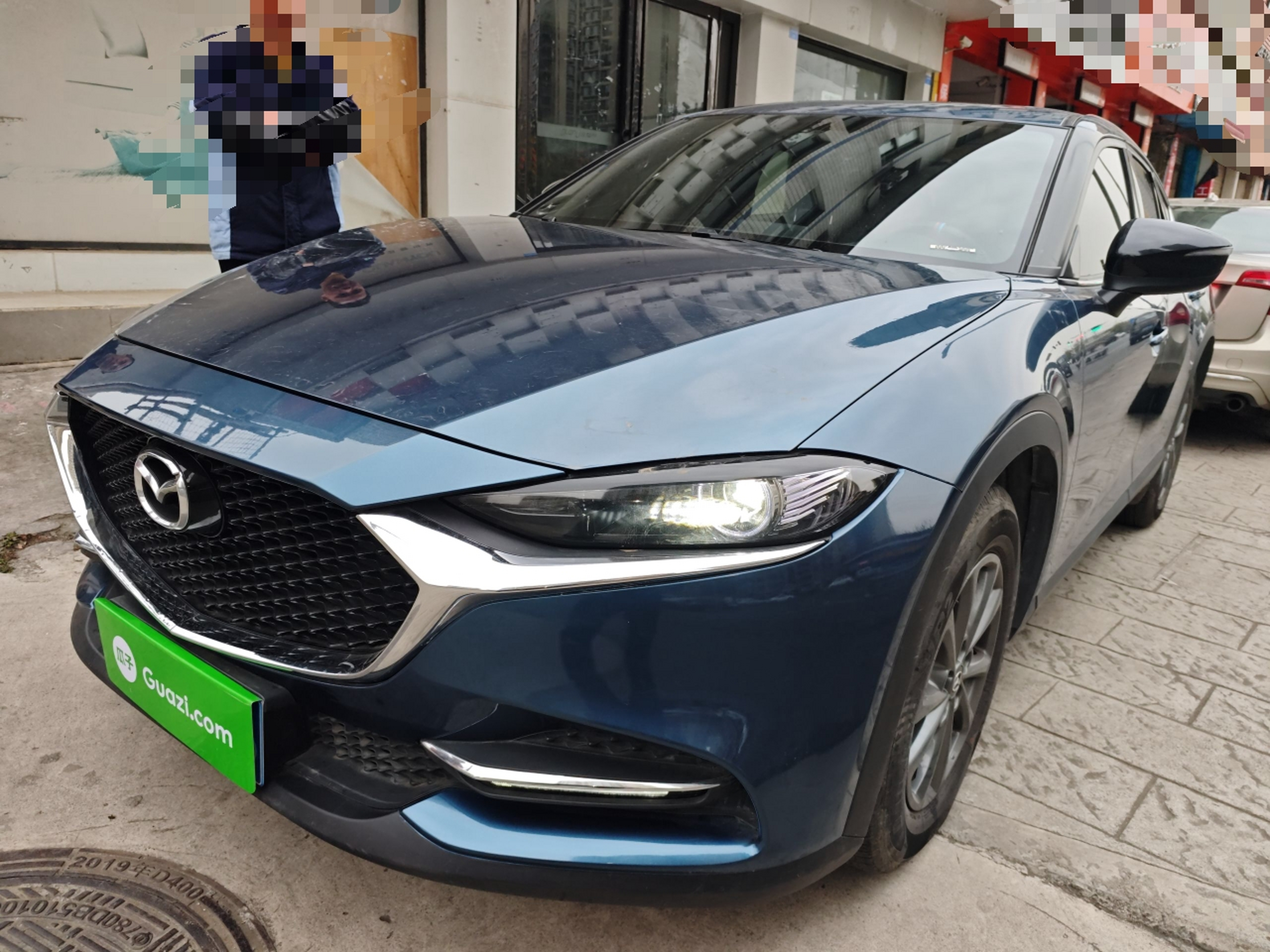 تحت مقدمة السيارة