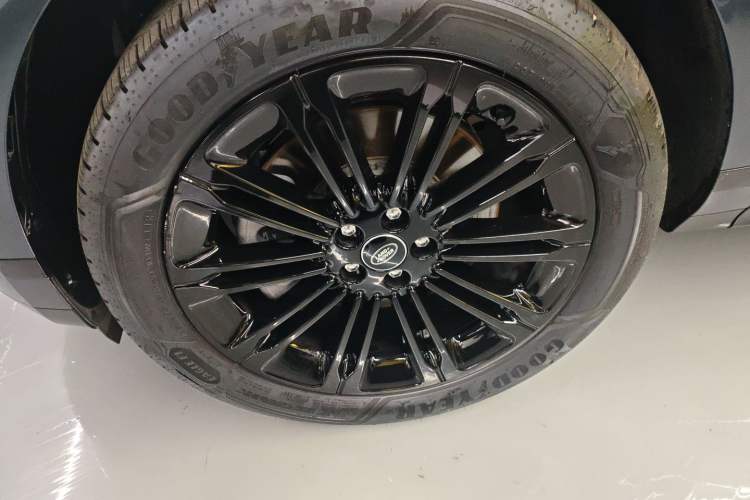 Used Land Rover Range Rover Evoque 2024 Aurora L 249 PS Prestige Light-Chasing Edition
