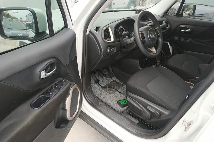 Used  Renegade 2018 Connected Large Screen Version 180T Automatic High-Energy Edition
