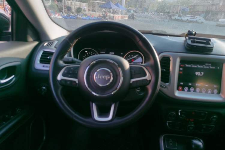 Used  Compass 2017 200T Automatic Family Edition
