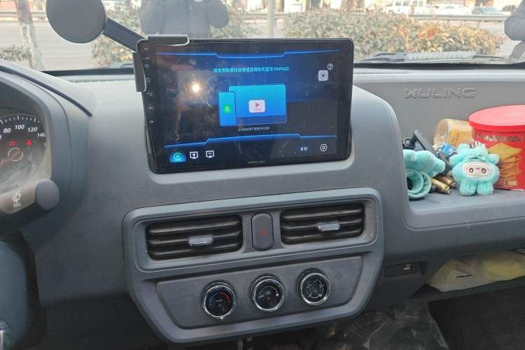 Used Wuling Yangguang 2024 300KM Comfort Version Passenger Van 75kW
