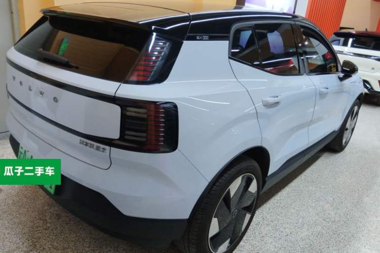 Used Volvo EX30 2025 Rear-Drive Long-Range Plus Model
