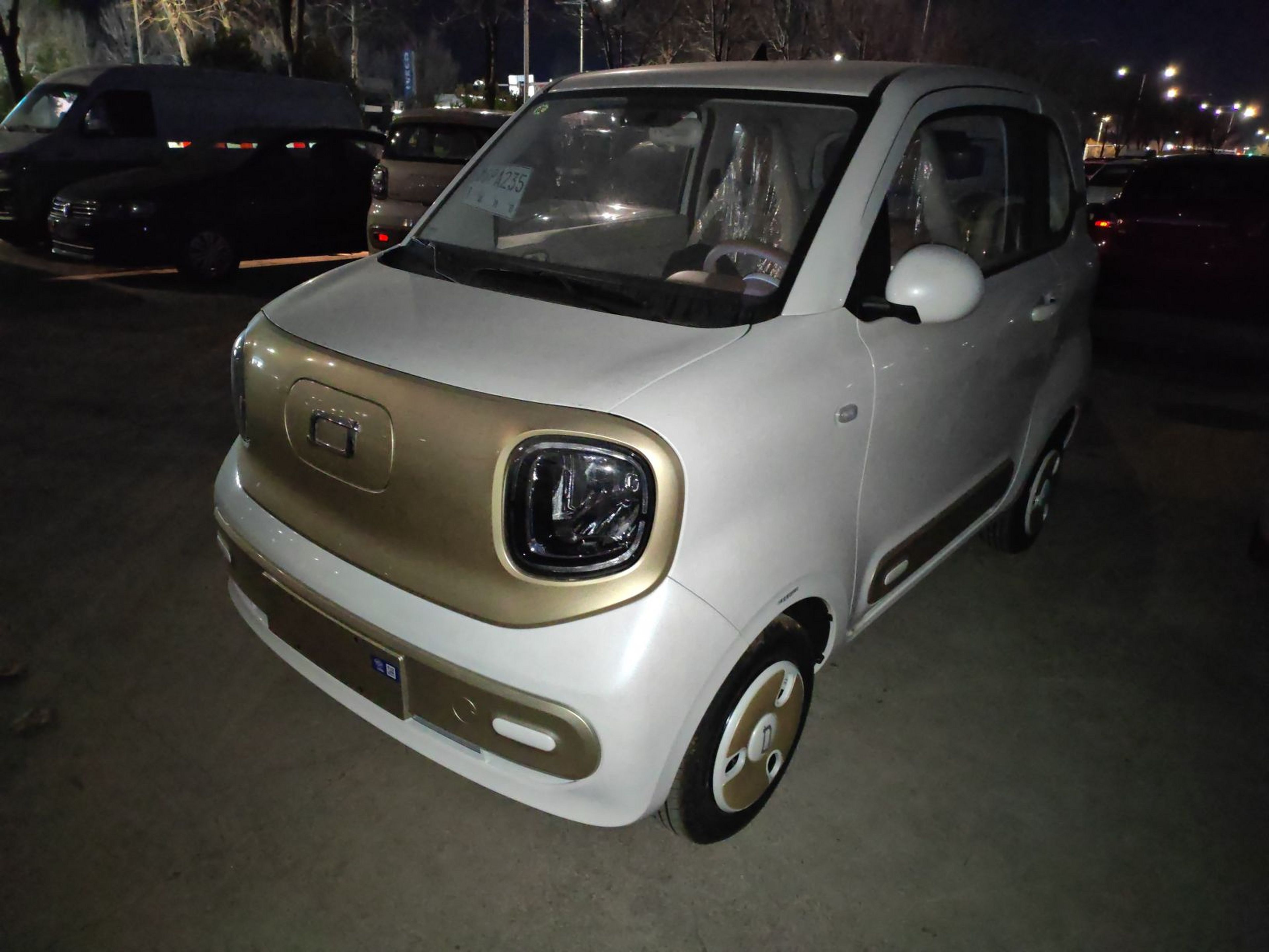 تحت مقدمة السيارة