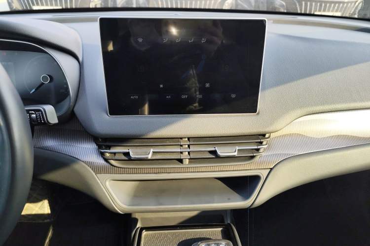 Used Hongqi E-QM5 2022 431 km Charge & Enjoy Edition
