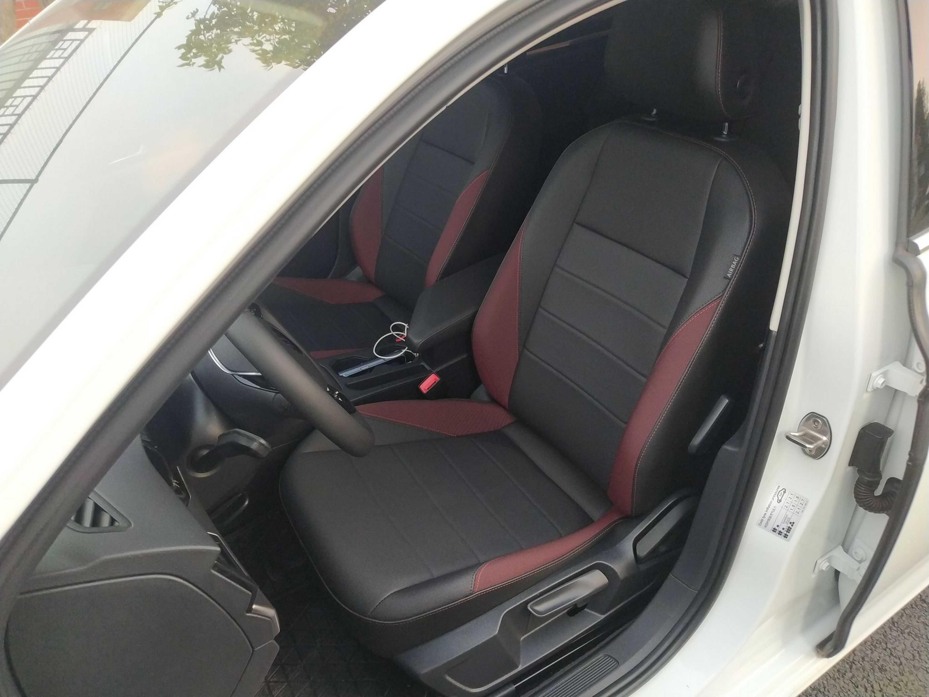 المقاعد الأمامية داخل السيارة