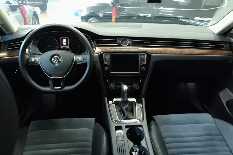 Used Volkswagen Magotan 2017 330TSI DSG Luxury Model
