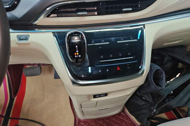 Used Buick GL8 2023 Facelifted Land Cruiser Executive Luxury Version
