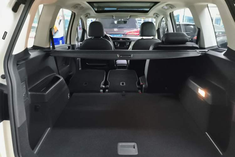 Used Volkswagen Touran 2016 Volkswagen Touran L 280TSI DSG Luxury Edition
