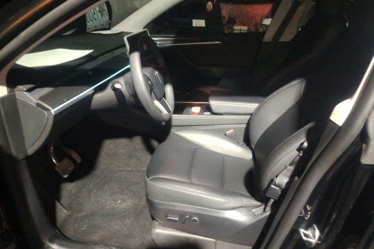 Used Tesla Model Y 2023 Long-Range All-Wheel-Drive Version
