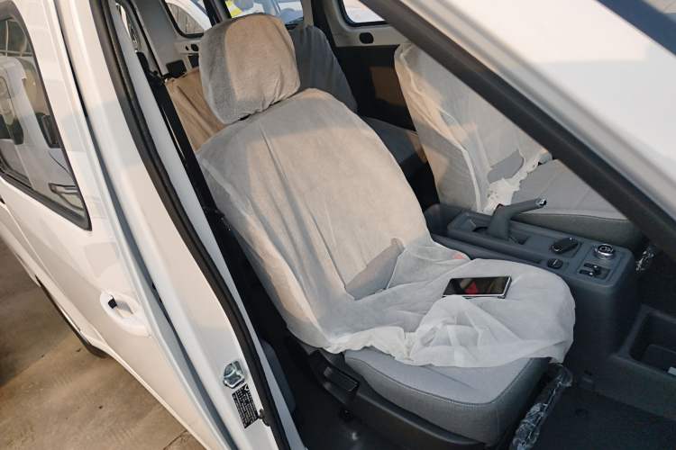 Used Wuling Yangguang 2024 300KM Comfort Version Passenger Van 75kW
