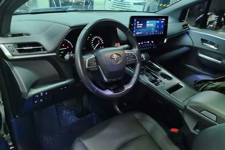 Used Toyota Sienna 2021 2.5L Hybrid Premium Edition
