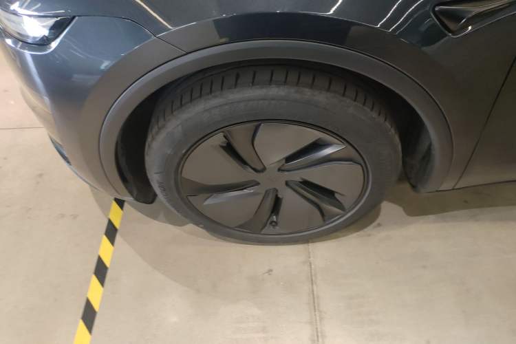 Used Tesla Model Y 2025 Long-Range All-Wheel-Drive Version